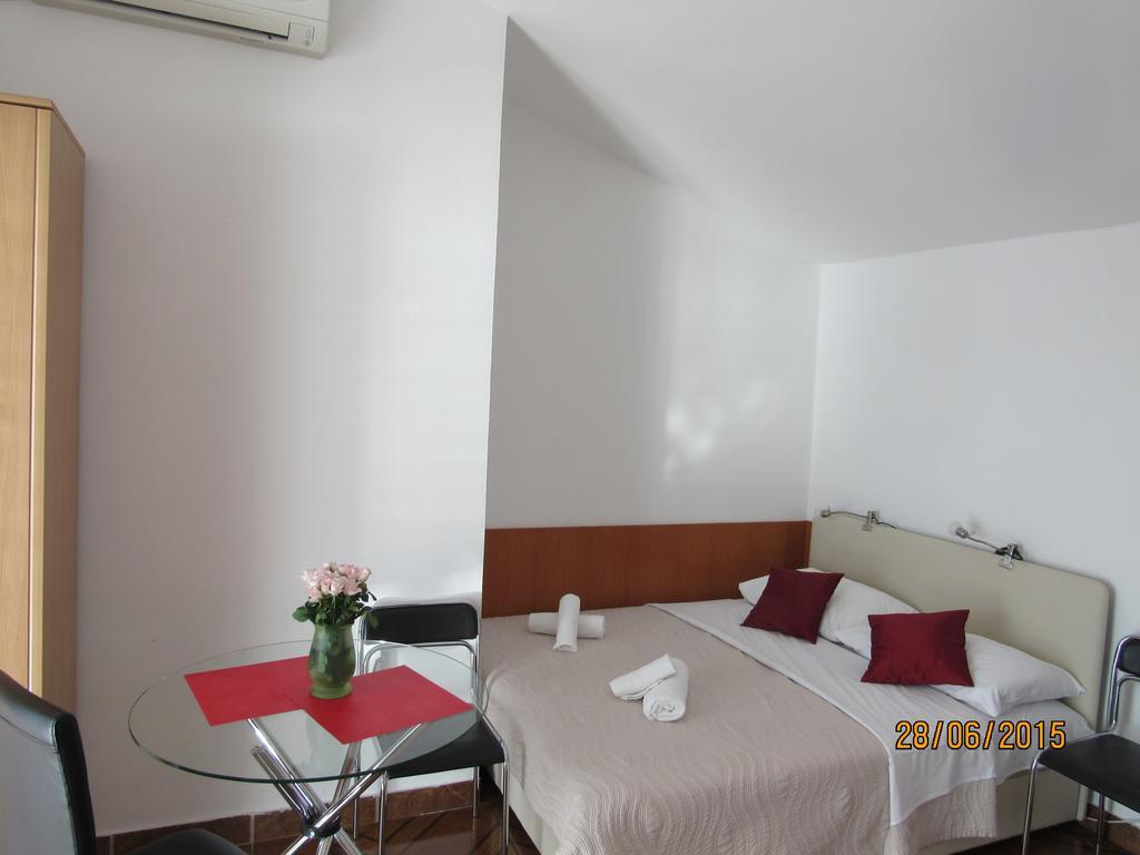 Apartments Renjak Sukosan Exterior photo